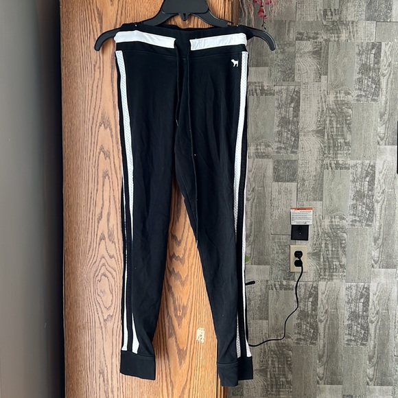 Victoria Secret pink yoga pants - Picture 2 of 3